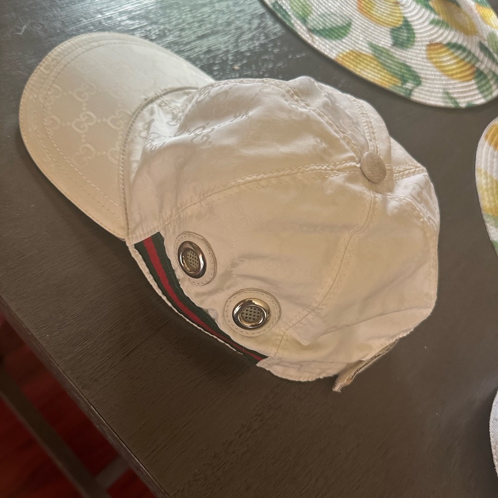Gucci hat authentic like new excellent condition